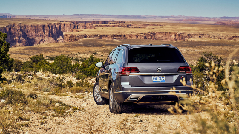 Vista trasera del Volkswagen Atlas estacionado en Arizona.