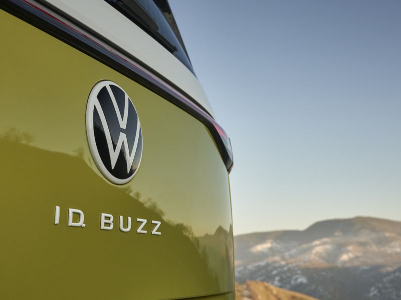 El logotipo trasero del Volkswagen ID. Buzz