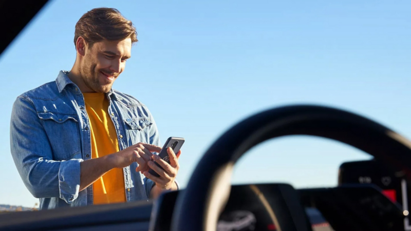 Hombre usando su aplicación móvil myVW.