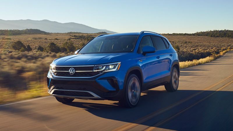 2023 VW Taos en azul aciano, mostrado desde la vista frontal de tres cuartos.