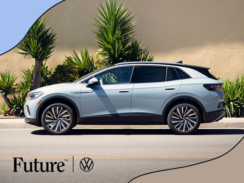 A driver’s side profile view of an Arctic Blue Metallic Volkswagen ID.4 parked against a tan wall and palm trees. A blue swatch occupies the upper lefthand corner while a brown swatch occupies the bottom righthand corner. Future™ | VW logos occupy the bottom lefthand corner.