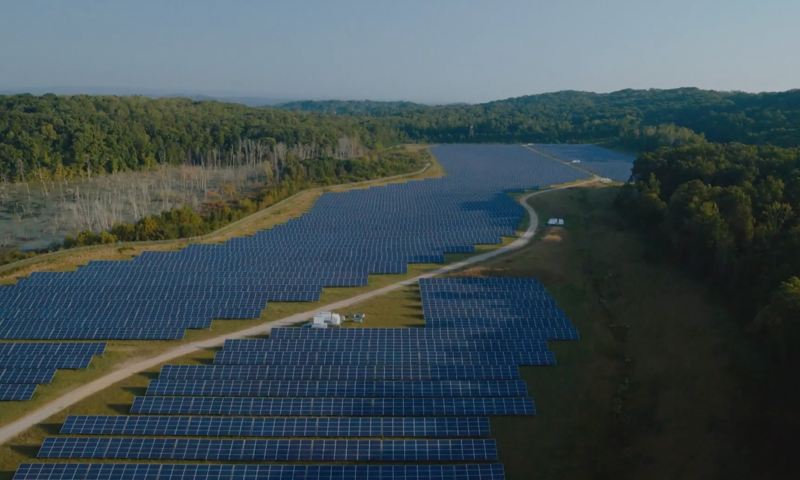 El vasto conjunto solar de Volkswagen en su planta de Chattanooga se encuentra entre acres de terreno forestal.