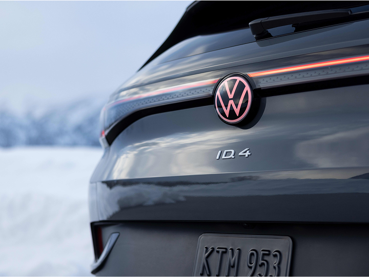 El portón trasero de un ID.4 que muestra el logotipo de VW iluminado