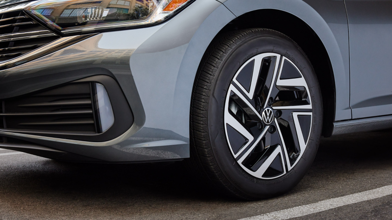 Close up of 17” two-tone alloy wheel on a Jetta shown in Platinum Gray Metallic.