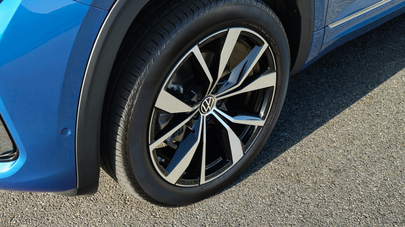 A close-up view of the available 21” alloy wheels on the Atlas Cross Sport.