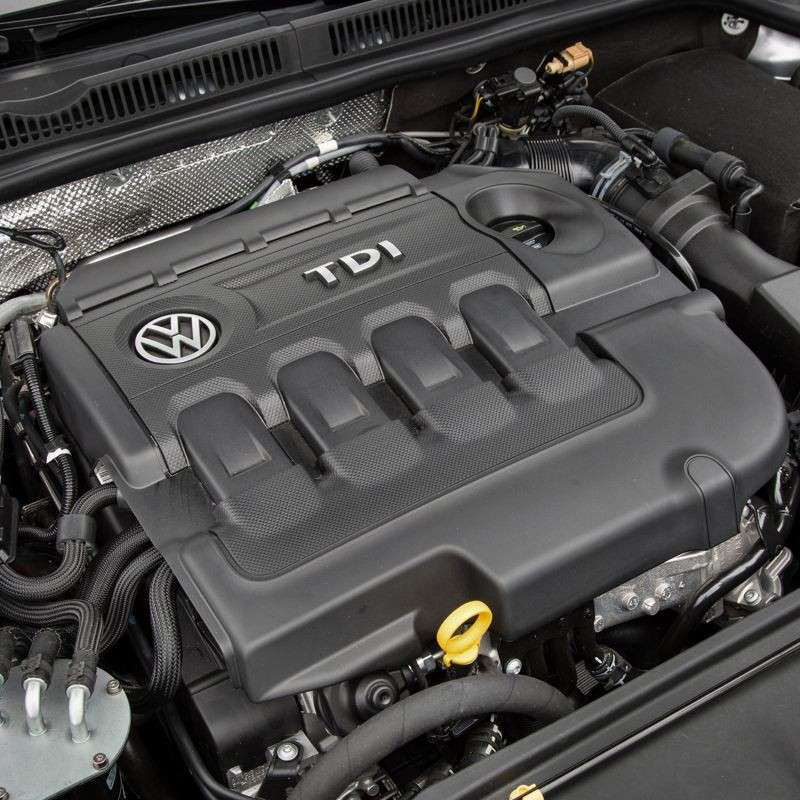 Toma de debajo del capó de un TDI de VW