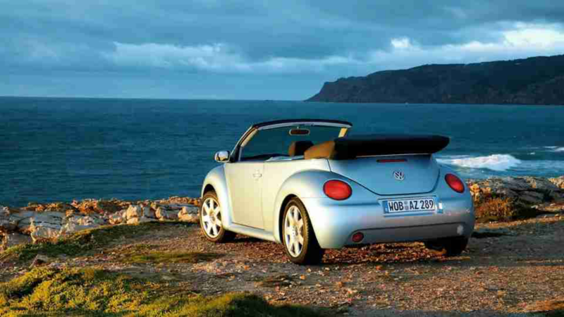 El Volkswagen New Beetle Convertible 2003 estacionado en un mirador.