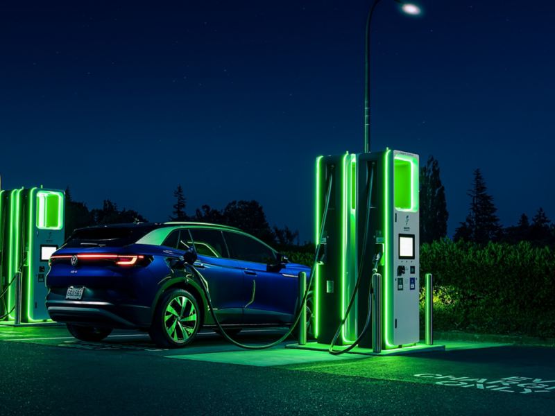 La imagen muestra el Volkswagen ID.4 en una estación de carga de Electrify America. 