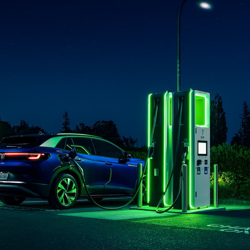 Image shows the Volkswagen ID.4 at an Electrify America charging station. 