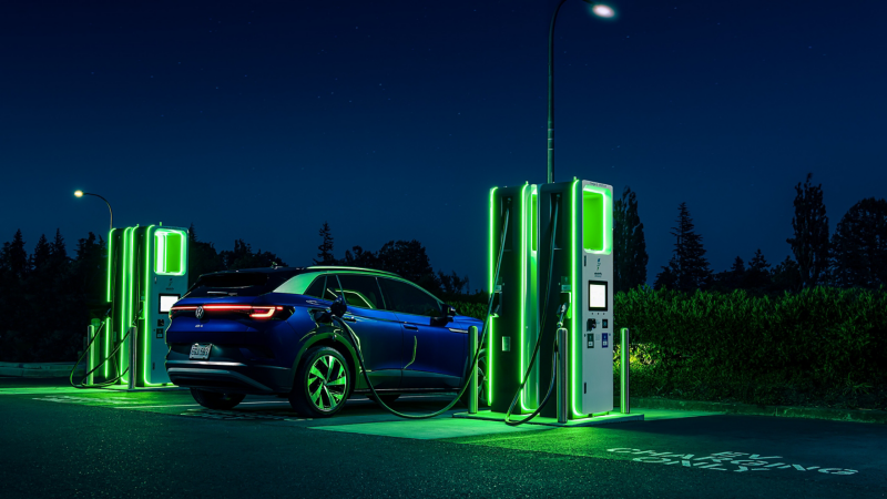 La imagen muestra el Volkswagen ID.4 en una estación de carga de Electrify America. 