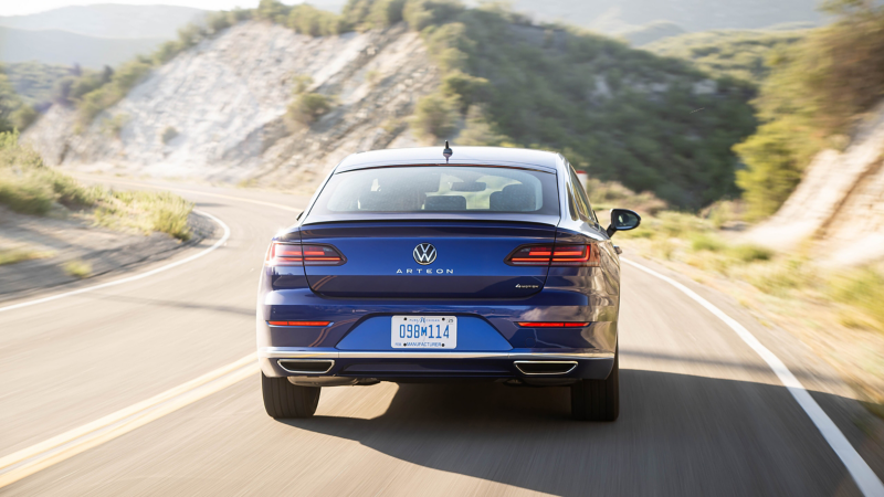 Un Volkswagen Arteon 2022 en la carretera alejándose de la cámara.