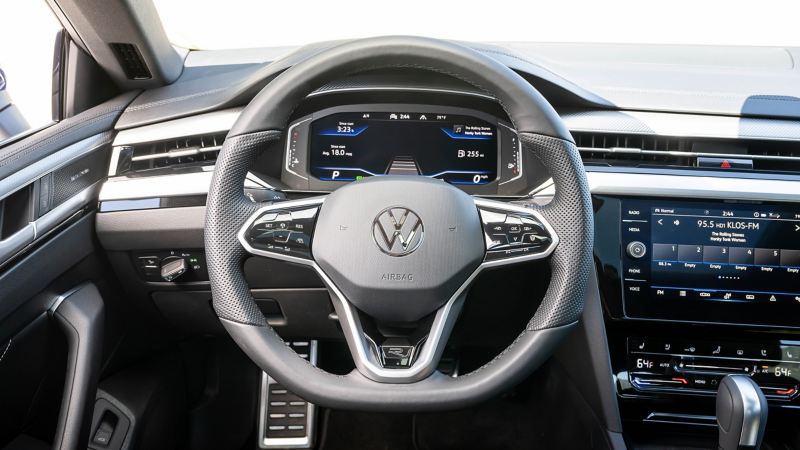 Los sistemas de dirección e infoentretenimiento del Arteon 2022 de Volkswagen.