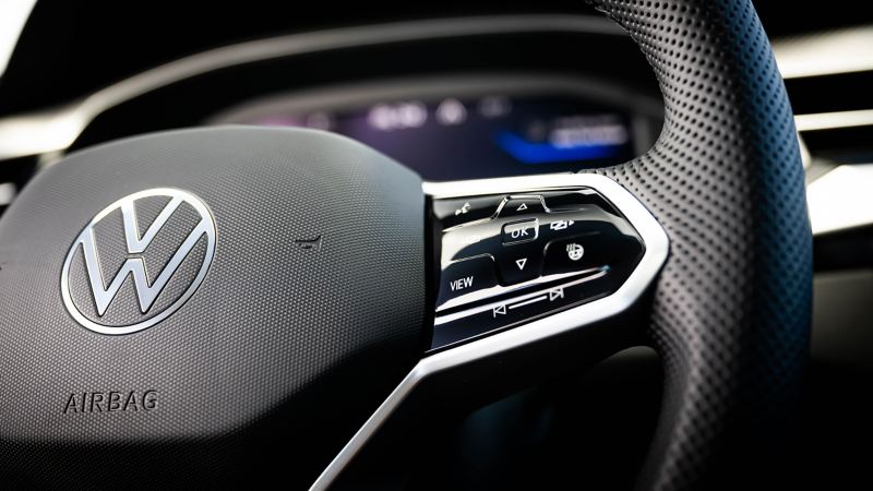 Toma en primer plano del volante del Arteon 2022 de Volkswagen.