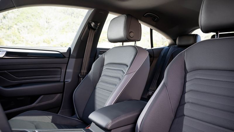 Toma del interior del asiento delantero del Volkswagen Arteon 2022.