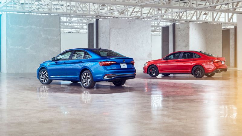 Fotografía del producto del Volkswagen Jetta 2022 y Volkswagen Jetta GLI 2022 uno al lado del otro en un estudio.