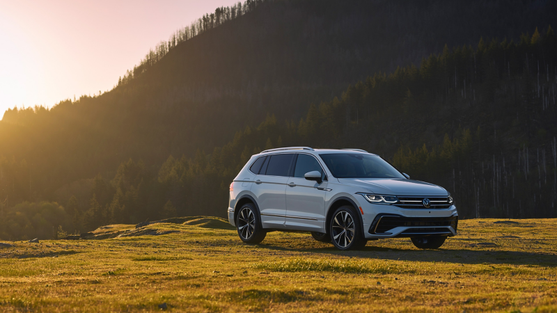 Esta es una foto del producto del Tiguan SEL 4MOTION 2022, en un ángulo frontal de 3/4, en un entorno de exteriores.