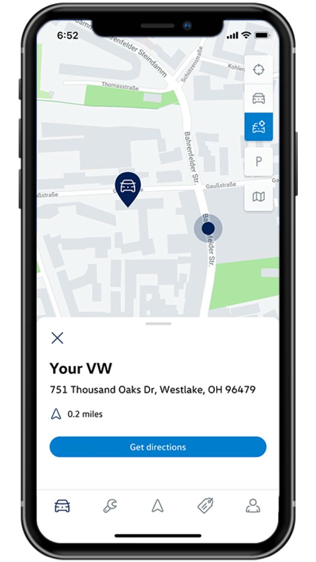 Pantalla de teléfono inteligente que muestra la ubicación en el mapa de un concesionario de VW, que se muestra en la aplicación MyVW.