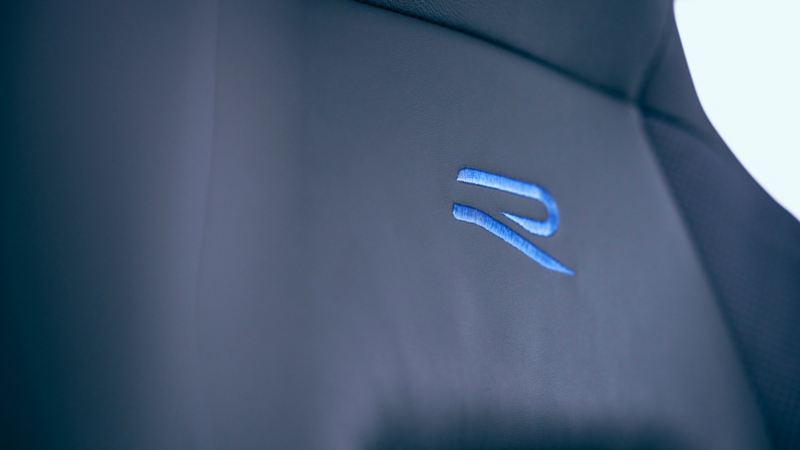 Logotipo R en el Volkswagen Golf R 2023 Edición Aniversario
