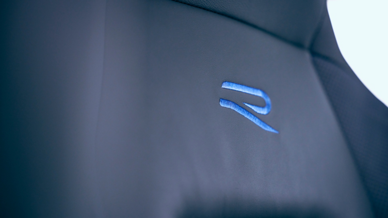 Logotipo R en el Volkswagen Golf R 2023 Edición Aniversario