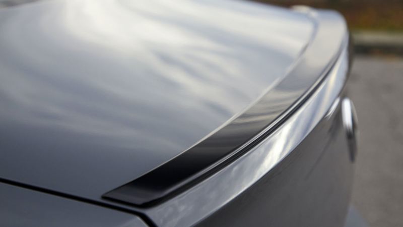 Detalle del alerón trasero del VW Jetta GLI Pure Gray. El color eleva el precio de $395.