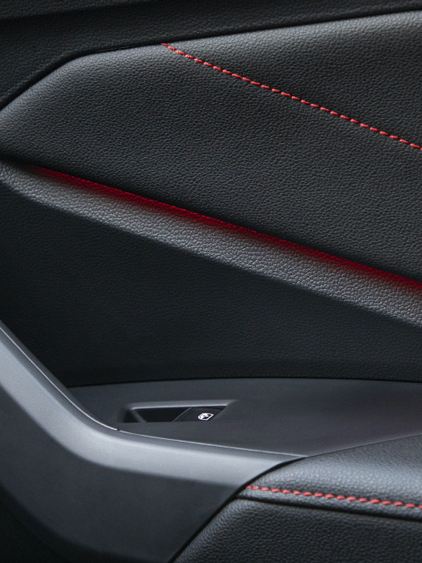 Primer plano de las costuras rojas en las superficies de los asientos de un VW Jetta GLI.