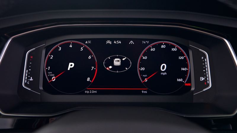 Primer plano de la pantalla Volkswagen Digital Cockpit Pro dentro de un VW Jetta GLI.