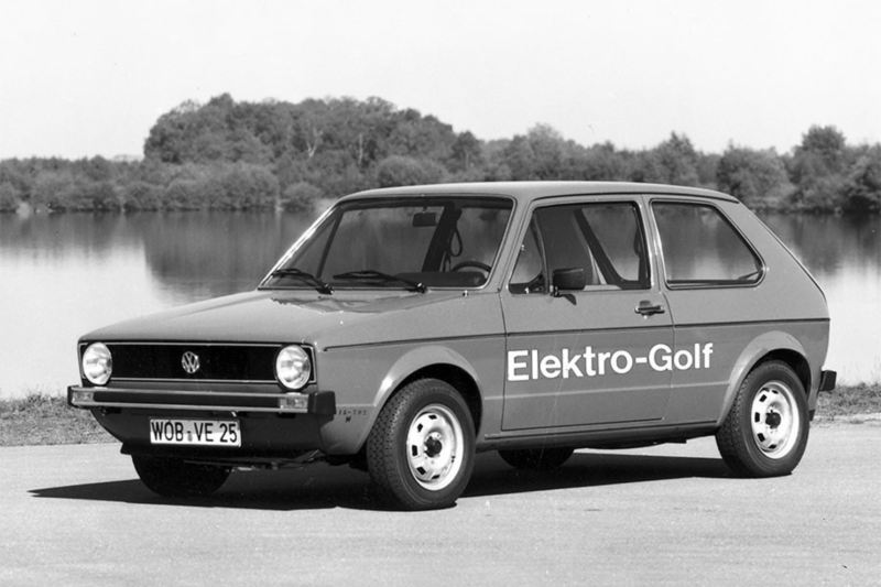 Vista frontal ¾ del Volkswagen Electric Golf Mk1 1976.