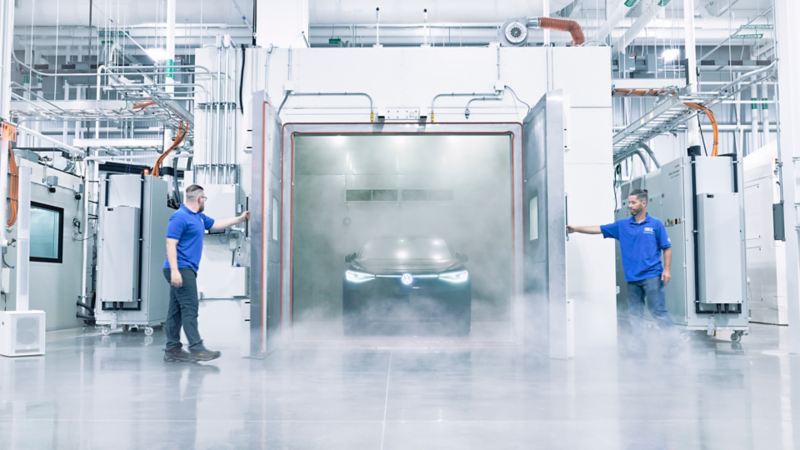 Charles Abend y Jeff Drumm abren las puertas de la cámara de pruebas con el Volkswagen ID.4 EV en su interior.