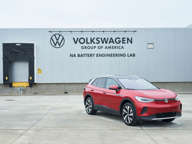 El Volkswagen ID.4 EV se encuentra frente al laboratorio de ingeniería de baterías