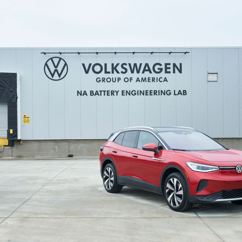 El Volkswagen ID.4 EV se encuentra frente al laboratorio de ingeniería de baterías