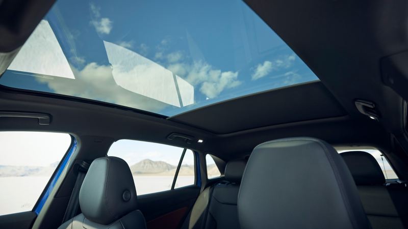 Imagen de producto del Volkswagen ID.4 2021 con techo panorámico sobre los asientos, con el parasol parcialmente cerrado.