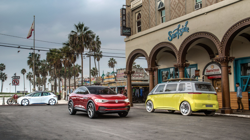 La familia de conceptos totalmente eléctricos de Volkswagen: I.D., I.D. CROZZ, e I.D. BUZZ mostrados en Venice Beach.