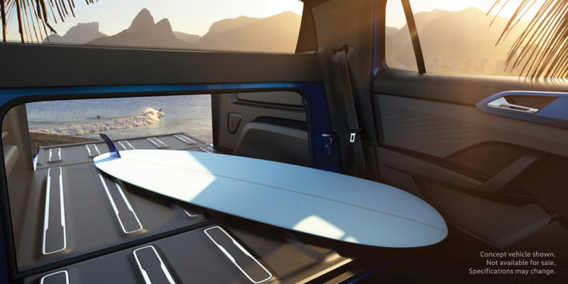 Representación de la cama de la pickup, concepto Volkswagen Tarok, vista desde el interior con la puerta trasera abajo para acomodar una tabla de surf. 