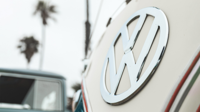 Primer plano del logotipo de Volkswagen en un autobús vintage