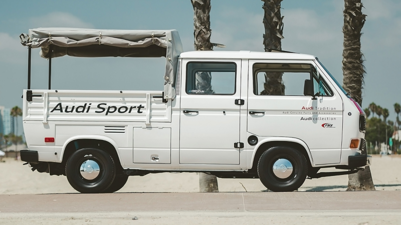Un Doka restaurado de la década de 1980, parte Vanagon (por delante), parte camión (por detrás).