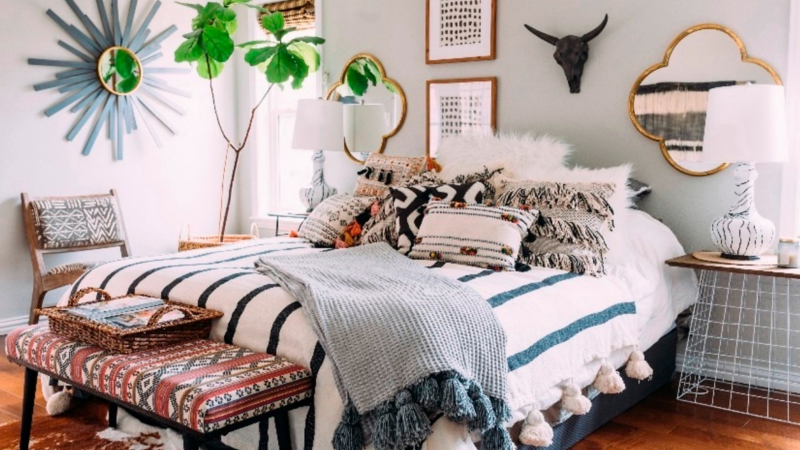 Un dormitorio lleno de artículos reciclados.