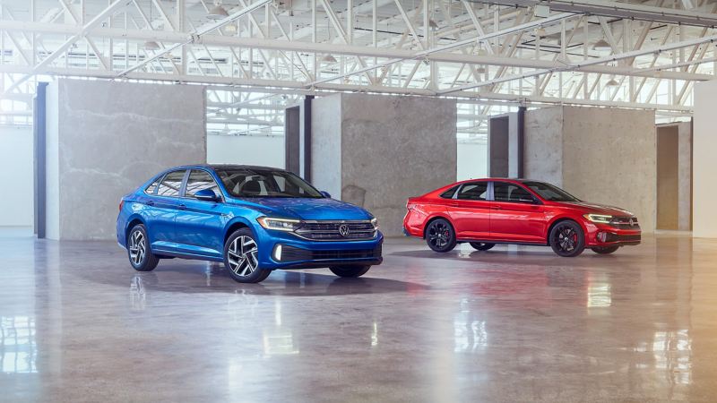 El renovado Volkswagen Jetta 2022 y el Jetta GLI se encuentran uno al lado del otro en un estudio. 
