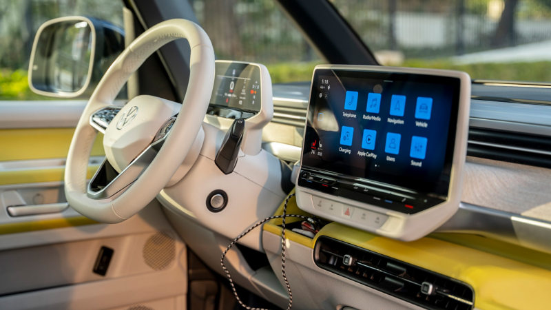 Vista interior del volante y el sistema de infoentretenimiento del Volkswagen ID. Buzz. 