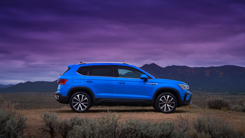 El Volkswagen Taos 2022 se muestra fuera de su ciudad homónima, Taos, Nuevo México, con montañas al fondo. 