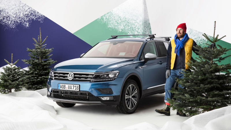 Hombre con Volkswagen Atlas en una finca de árboles