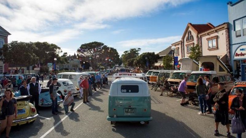 Exhibición de autos a lo largo del viaje por carretera de Treffen