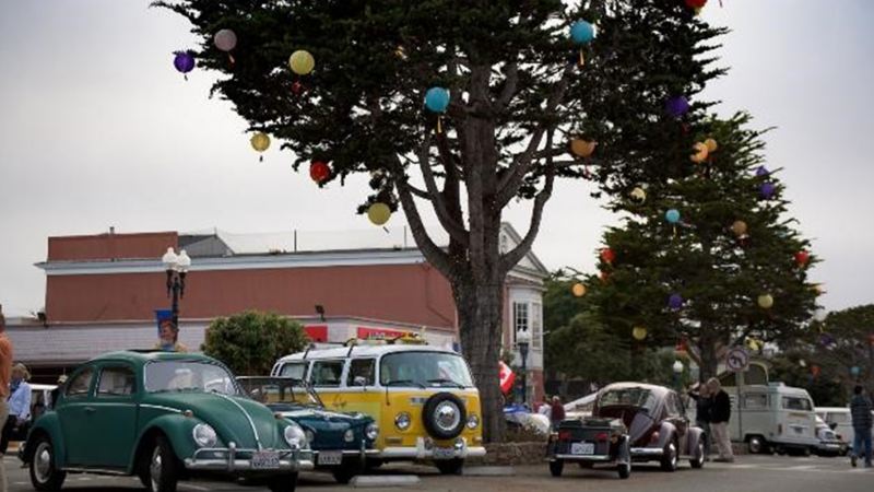 Exhibición de autos a lo largo del viaje por carretera de Treffen