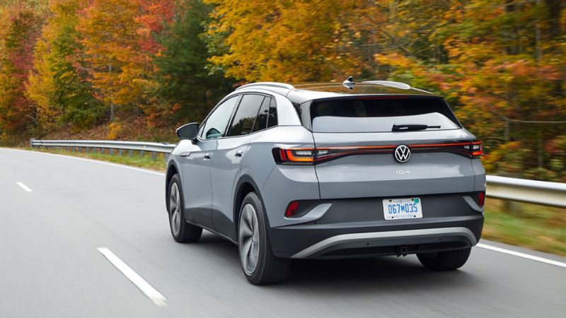 ¾ de la parte trasera del Volkswagen ID.4 EV en la carretera