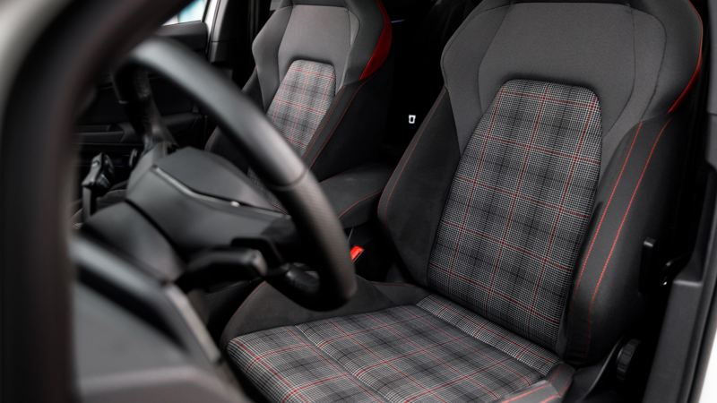 Golf GTI 2022 de Volkswagen con asientos de tela a cuadros escoceses.