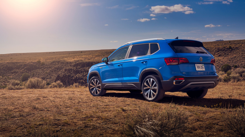 El Volkswagen Taos 2022 estacionado; se muestra en una vista trasera de 3/4.