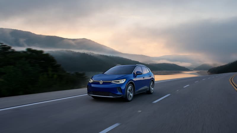 Imagen que muestra el Volkswagen ID.4 2021 en movimiento, con una vista trasera del vehículo. 