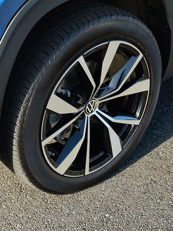 A close-up view of the available 21” alloy wheels on the Atlas Cross Sport.