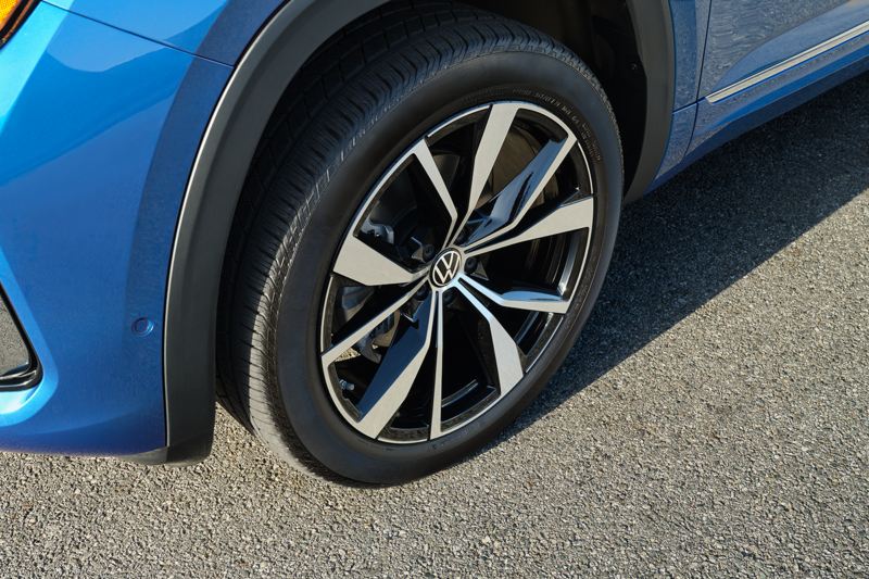 A close-up view of the available 21” alloy wheels on the Atlas Cross Sport.