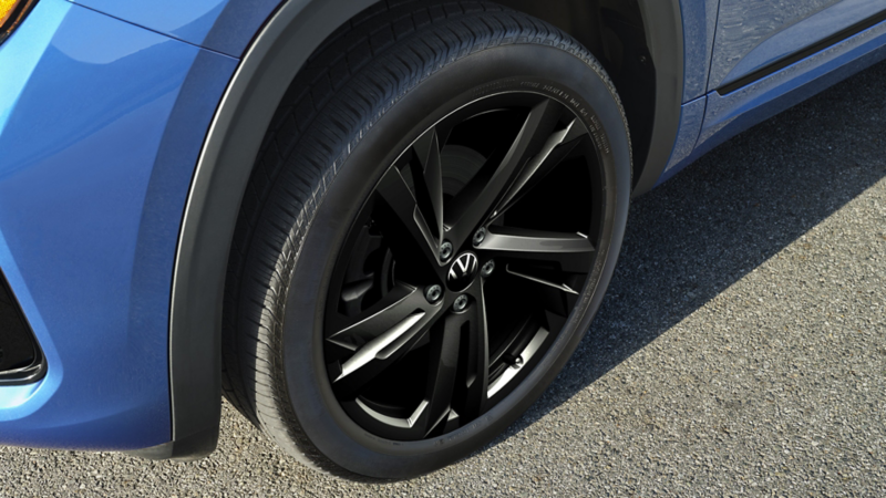 A close-up view of the available 21” alloy wheels on the Atlas Cross Sport