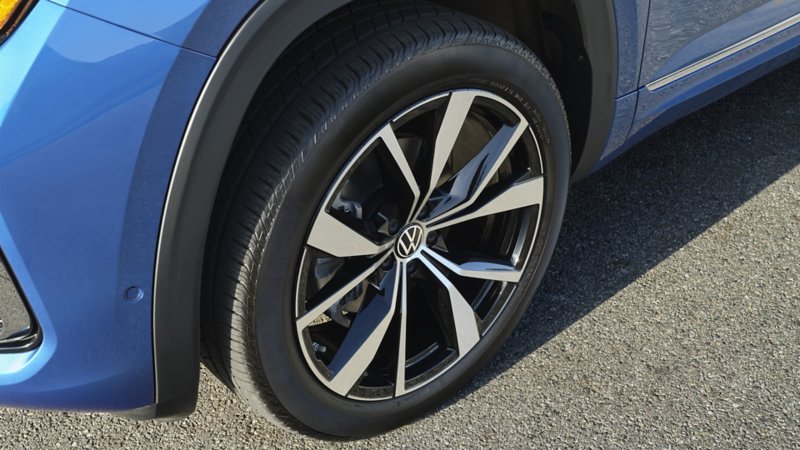 A close-up view of the available 21” alloy wheels on the Atlas Cross Sport